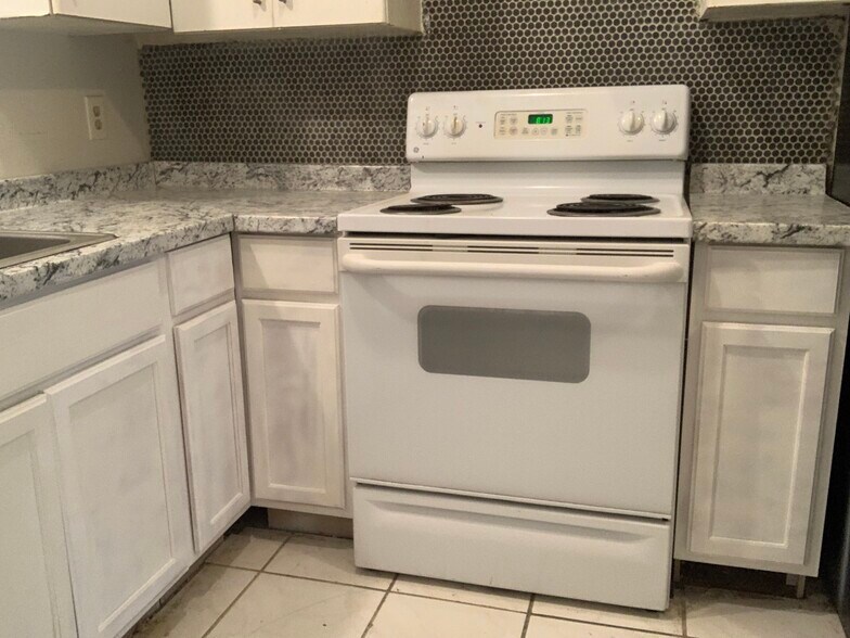 Kitchen - 15536 Weldon Dr