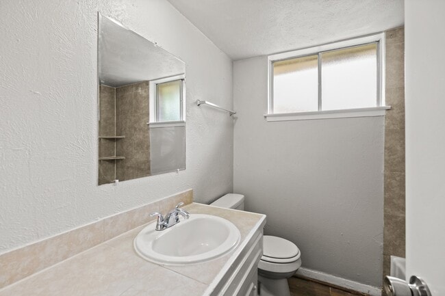 Building Photo - 122 W Havner Ln