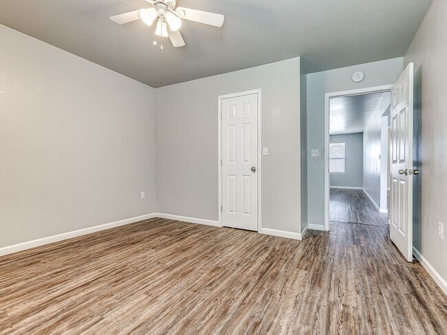 Building Photo - Charming Home + Balcony + Centrally Located in OKC + 3 bedrooms