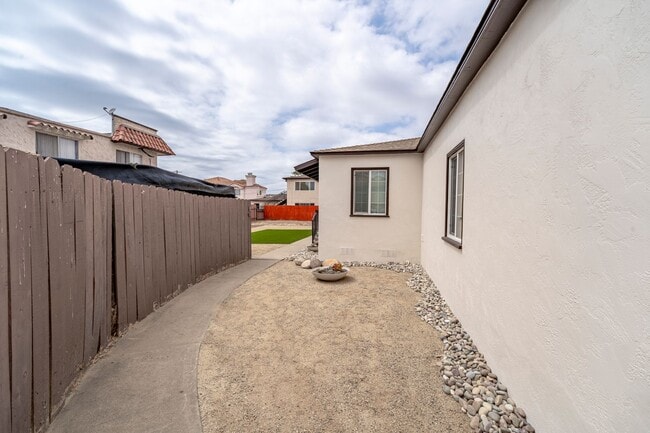 Building Photo - Brand New 2 Bed / 1 Bath Cottage w/ Private Garage & Yard! |Offering Two Weeks of Free Rent!|