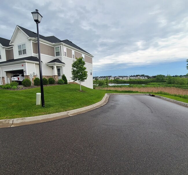Building Photo - Beautiful 4bed 3.5bath End Unit Townhome With Walk-Out Basement!