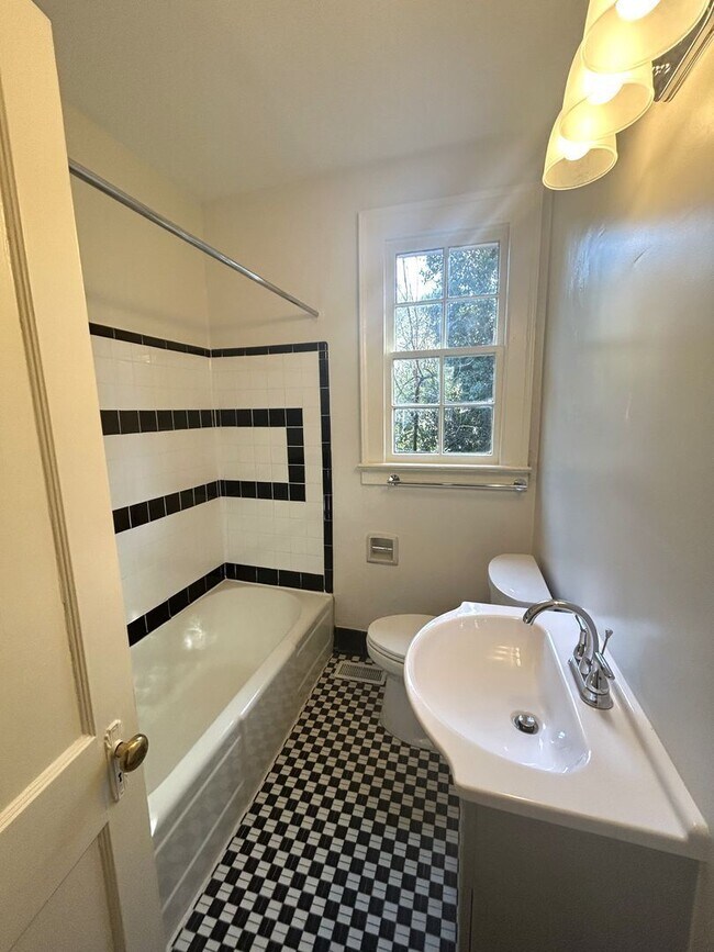 Building Photo - 132 Oak Haven Ave