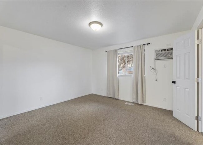 Building Photo - 1319 E Victory Rd