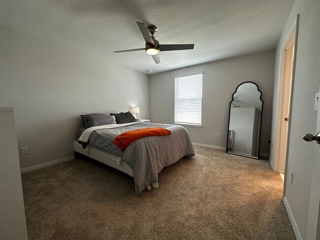 Building Photo - Resort Style Living! Stunning 3/2.5 Townhome in Waterleigh! Available April!