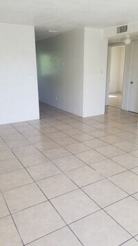 Building Photo - RENT REDUCTION!! 2 bed 1 bath Apartment Water and Pest Control Included