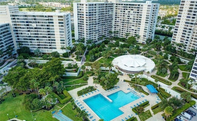 Building Photo - 2500 Parkview Dr