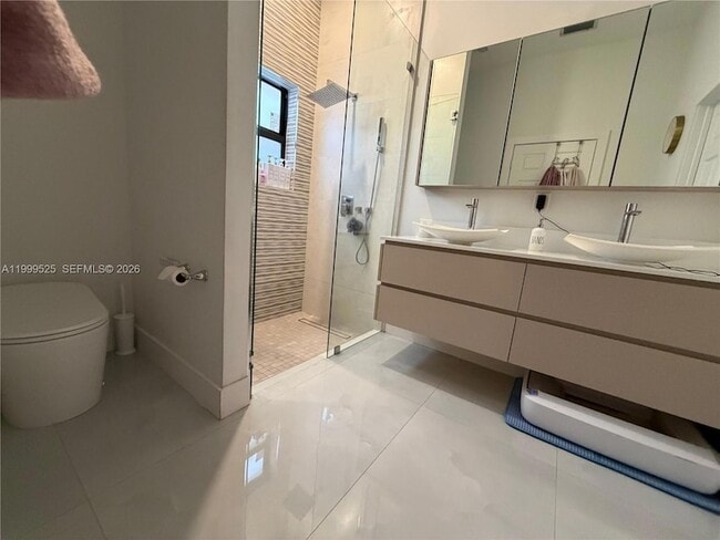 Building Photo - 2481 NE 2nd Dr