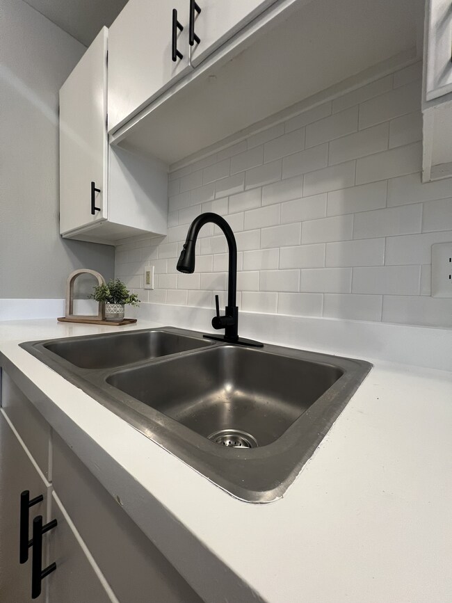 Kitchen sink - Greenway Apartments