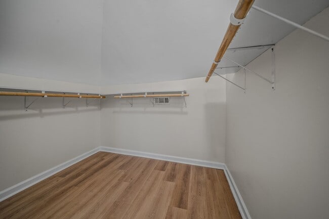 Building Photo - Spacious & Recently Renovated 4 Bedroom Home Available Now!!