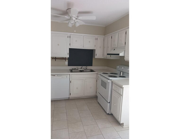 Building Photo - 115 Eastcliff Dr SE