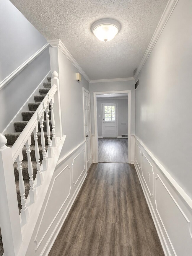 Building Photo - 1562 Holly Hill Dr