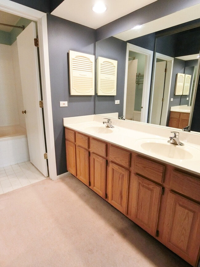 Building Photo - 905 Sturnbridge Ct