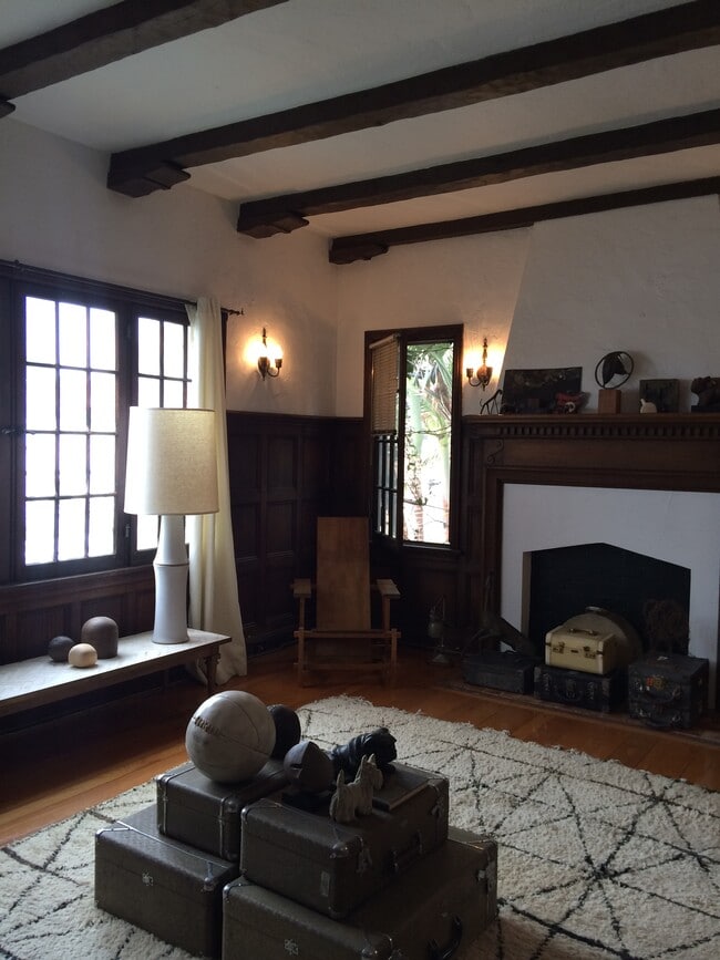 Building Photo - 425 N Sycamore Ave