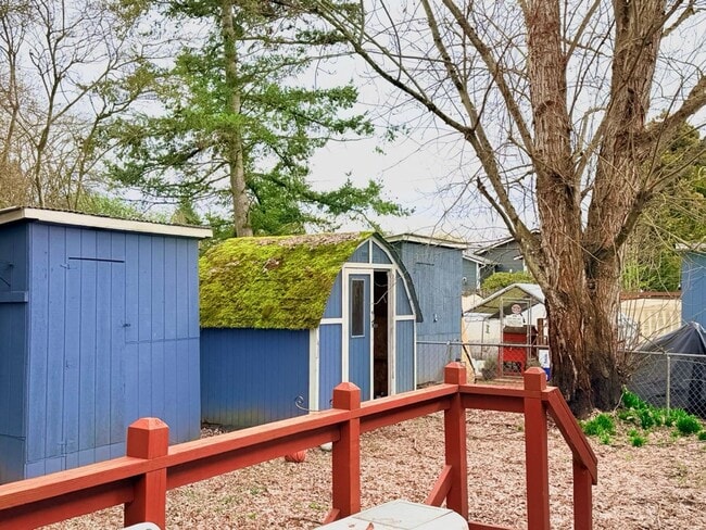 Building Photo - Renovated 2BR with Large Backyard, Storage, Washer & Dryer & Parking