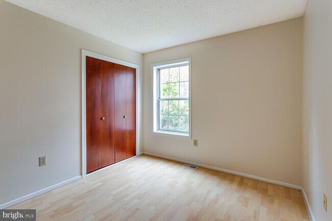 Building Photo - Brick Split Foyer With Large Backyard, 2 K...