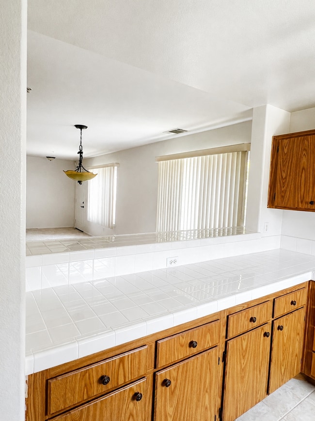 Building Photo - Spacious Upstairs 3 Bed 2.5 Bath Townhouse with 2 Car Tandem Garage