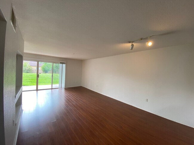 Building Photo - 13941 Fairway Island Dr