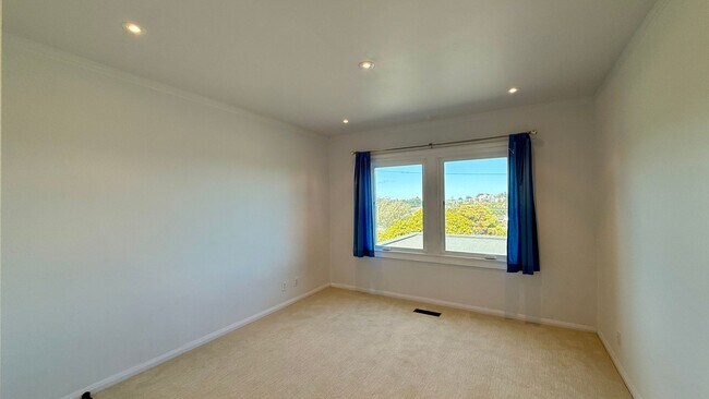 Building Photo - Updated 4BR/2BA Single Family Home in Cove...