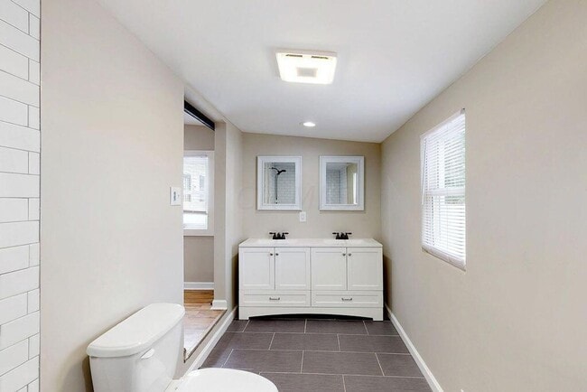 Building Photo - Renovated 2BR Home + Bonus Room