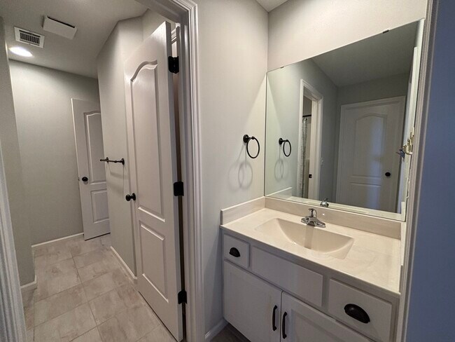 Building Photo - Modern 4BR 3.5 BA w/ Covered Lanai + Community Pool + Dedicated Office in Olathe