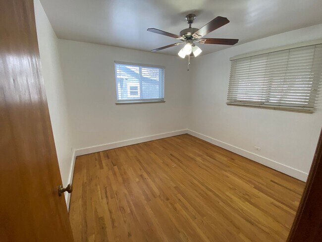 Building Photo - Simply Adorable Two Bedroom Apartment right near Denver University