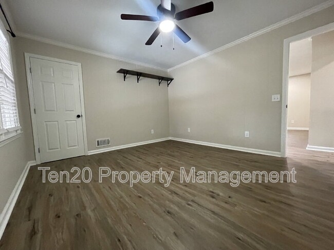 Building Photo - 2005 Landau Dr