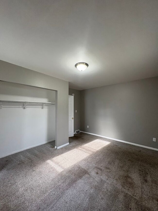 Building Photo - Large 4 bedrooms 1 full bathroom home for rent