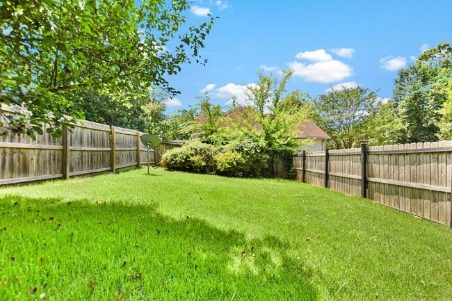 Building Photo - Pet Friendly Three Bedroom!
