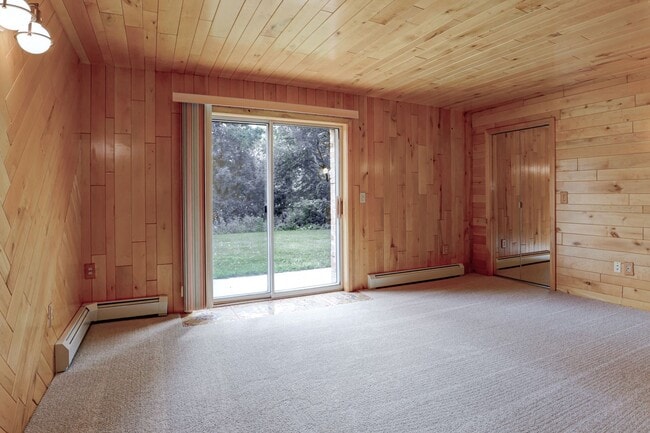 Building Photo - Luxury Riverfront Home