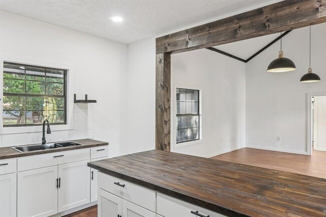 Building Photo - 385 Alta Vista Dr