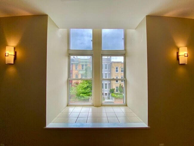 Building Photo - Dupont - West End Fabulous studio with decorative Fireplace & W/D