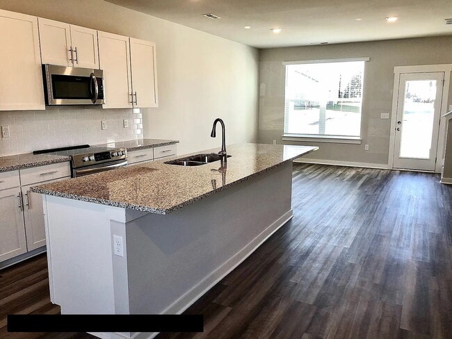 Building Photo - "Charming 3-Bed Townhouse with Granite Acc...