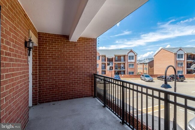 Building Photo - 6924 Fairfax Dr
