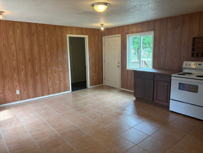 Building Photo - 2 BEDROOM 1 BATH HOUSE, WITH CENTRAL HEAT & AIR, ALL ELECTRIC, FENCED YARD. APPLICATION AND PET F...