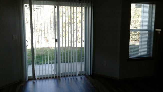 Building Photo - Desirable area of Central Point - Single S...