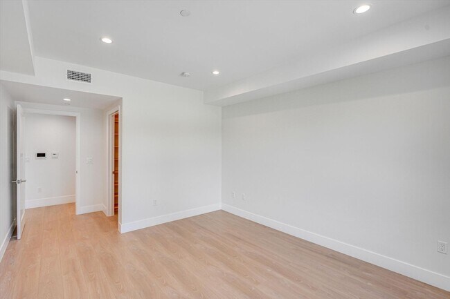 Building Photo - Riverside 4 Lease