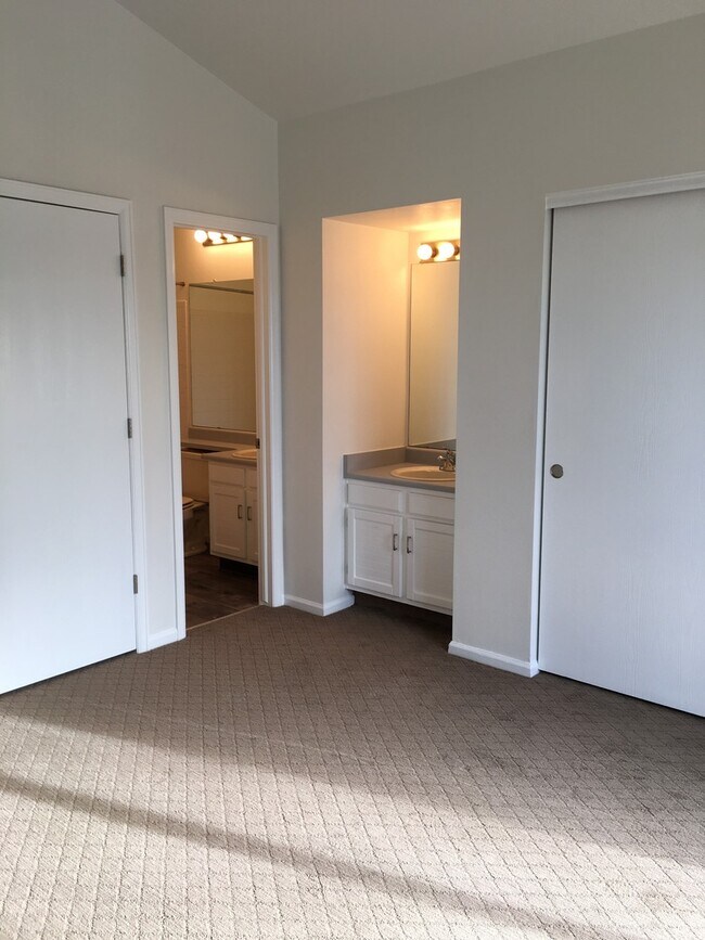 Building Photo - Darling 3 bedroom, 3 bath Louisville Townhome Available June 7