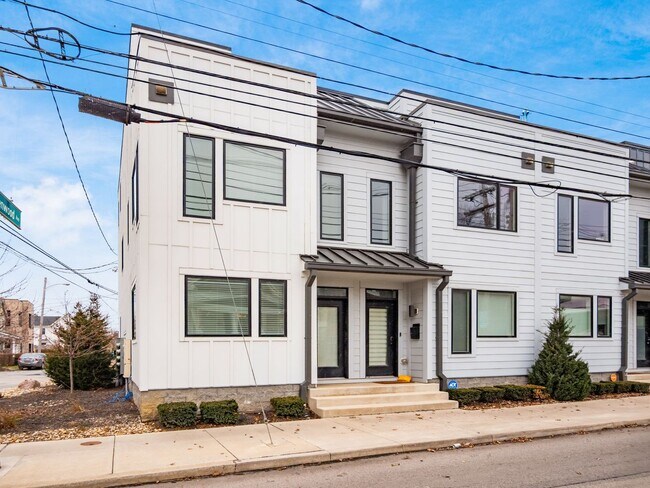 Building Photo - Luxury Living at Four X Five Condos