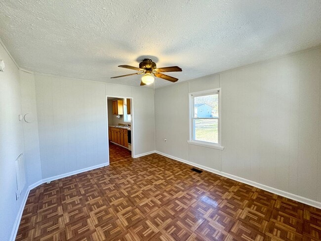 Building Photo - Lovely 2 Bedroom Rancher… Waiting for You ...