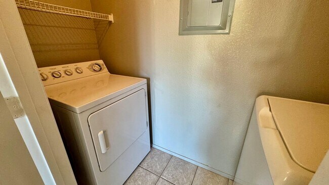 Building Photo - Modern 2 Bed Condo in Prime Southwest Vegas