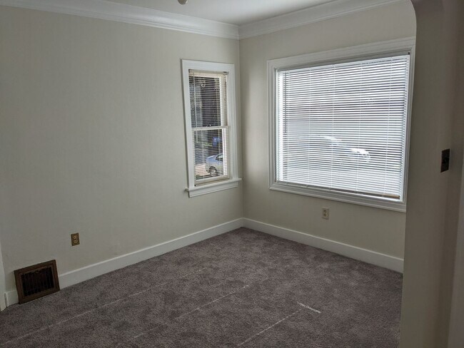 Building Photo - Large 3+ bedroom