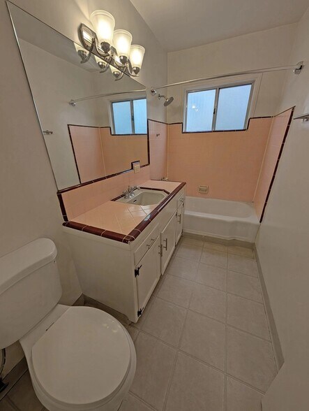 Building Photo - 1532 S Bundy Dr