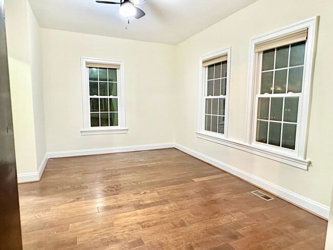 Building Photo - Detached 4 bed 3 bath. Pets Welcome!