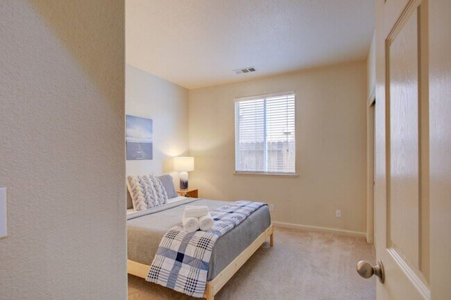 Building Photo - 4321 Strathmore Pl