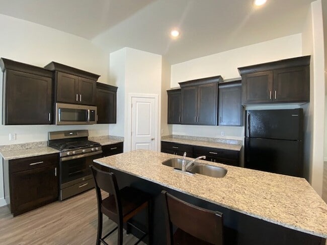 Building Photo - SPACIOUS HOME FOR RENT!