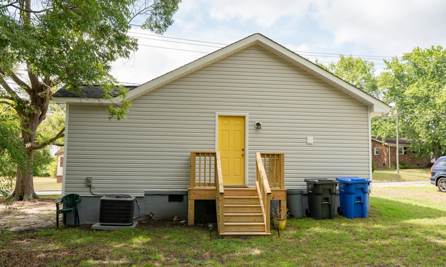 Building Photo - Cozy Charm and Modern Comfort! Fully Renov...