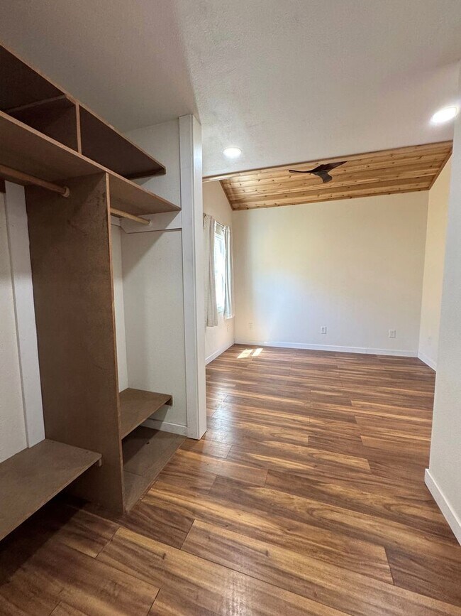 Building Photo - Charming Remodeled Cottage Home in Oak View