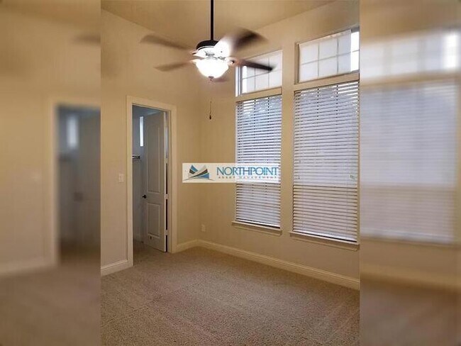 Building Photo - 3701 Post Oak Trail
