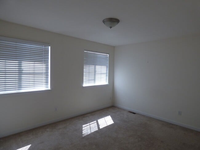 Building Photo - Beautiful Townhome in South Longmont