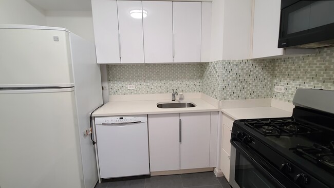 Building Photo - 45 River Dr S